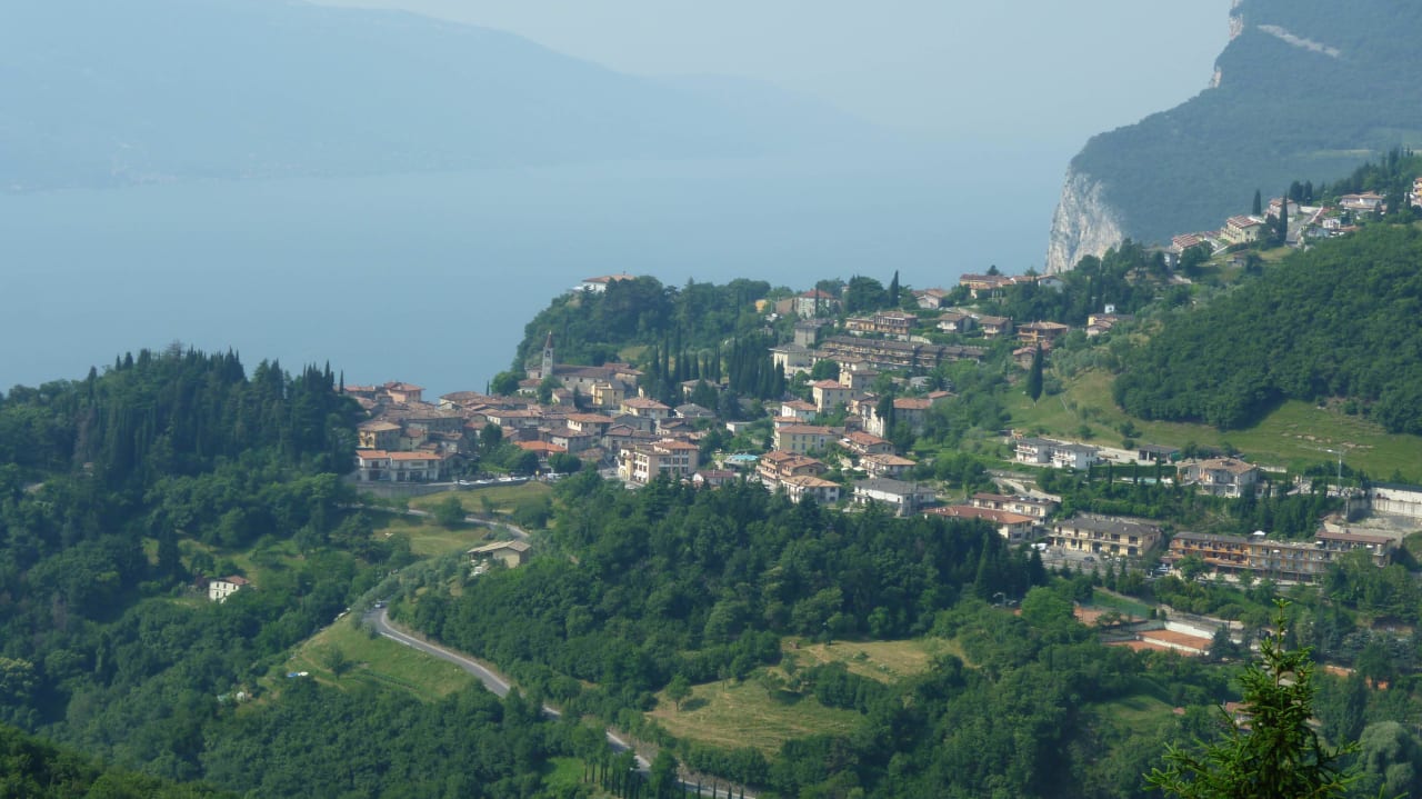Fernansicht auf die Anlage (ganz rechts) Hotel Delle Rose Residence