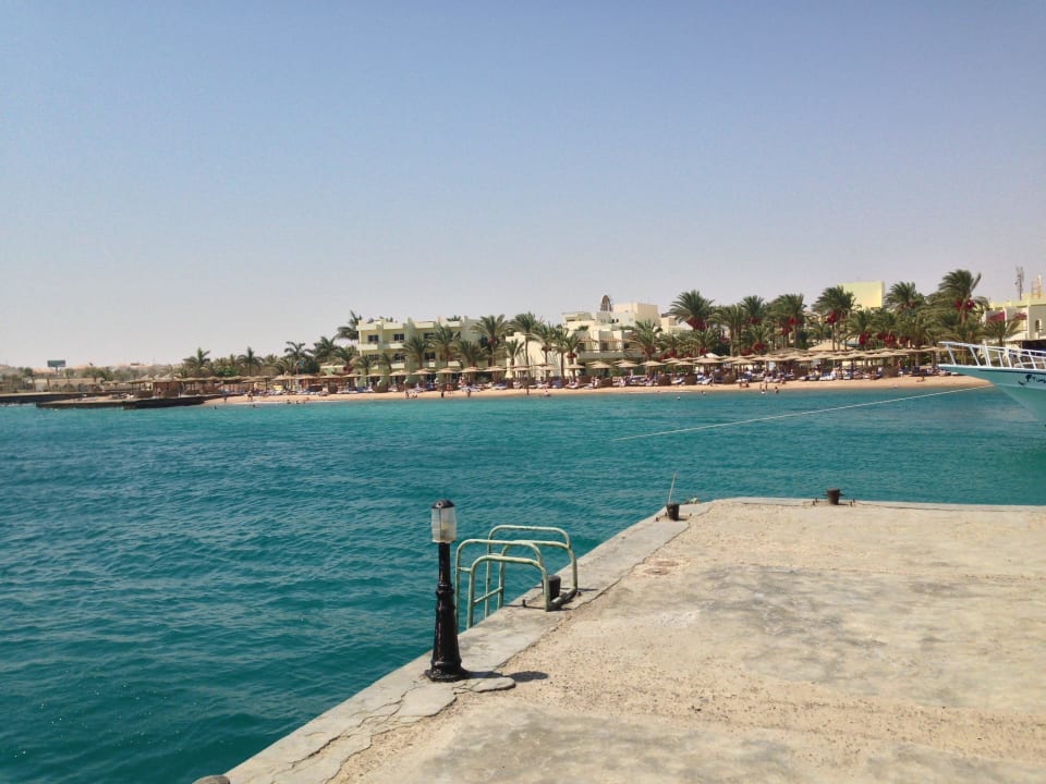 Strand vom Schiffsanleger Palm Beach Resort