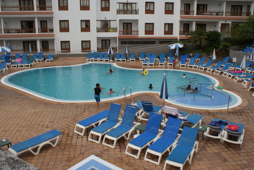 Der Pool vom Balkon aus fotografiert Apartamentos Casablanca