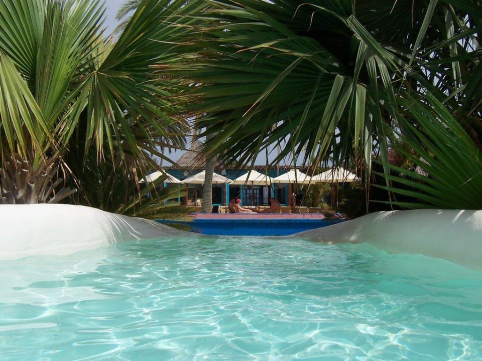 Blick aus dem 3. Becken mit einer kleinen Rutsche Corallium Beach by Lopesan Hotels - Adults only
