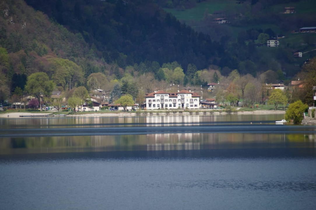 Blick vom anderen Seeufer zum Hotel Hotel Lido Ledrosee