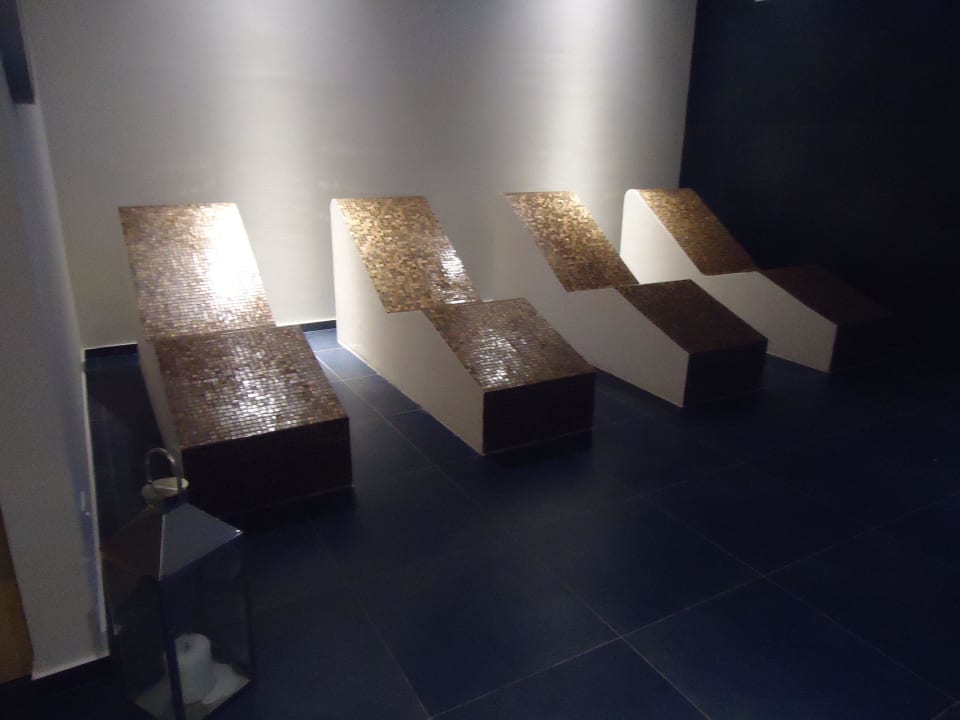 Beheizte Liegen im Wellnessbereich Hotel Là Di Moret