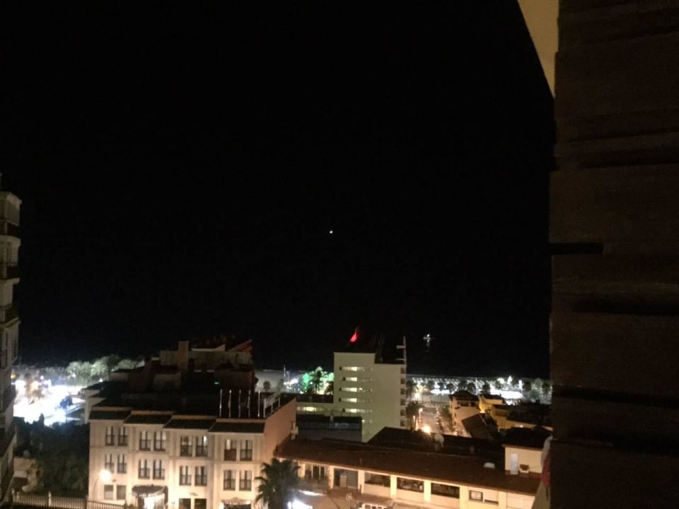 Aproximación de avión por la costa en la noche. BLUESEA Gran Cervantes