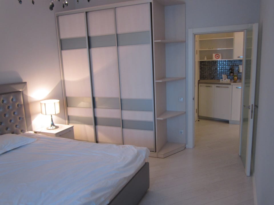 Schlafzimmer/Schrank/Durchgang Partner Guest House Baseina Street