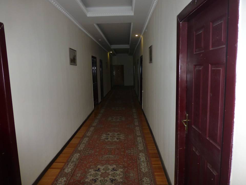 Gang zu den Zimmern Naftalan Gästehaus