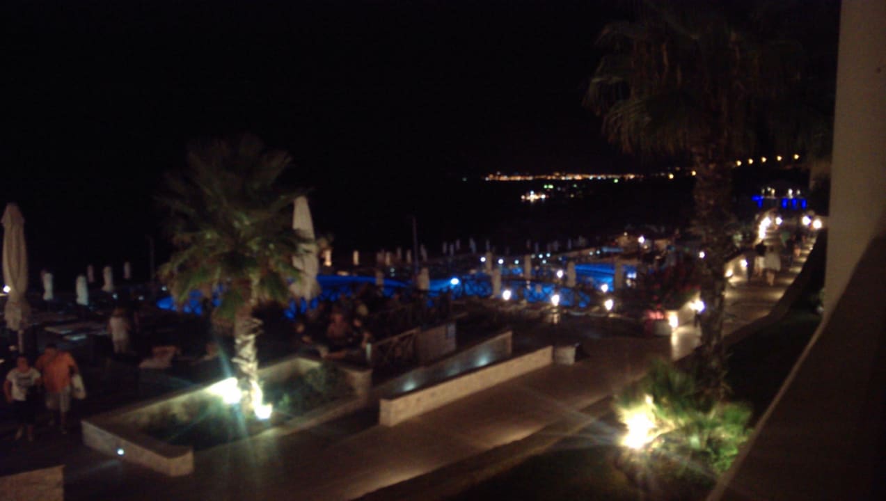Pool bei Nacht Hotel Kalithea Horizon Royal