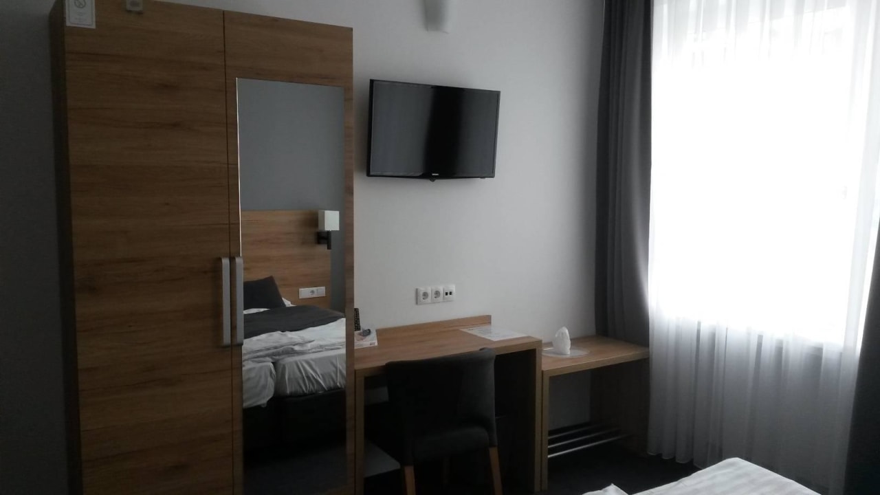 Zimmer Schrank/TV/Schreibtisch LivInn  Hotel