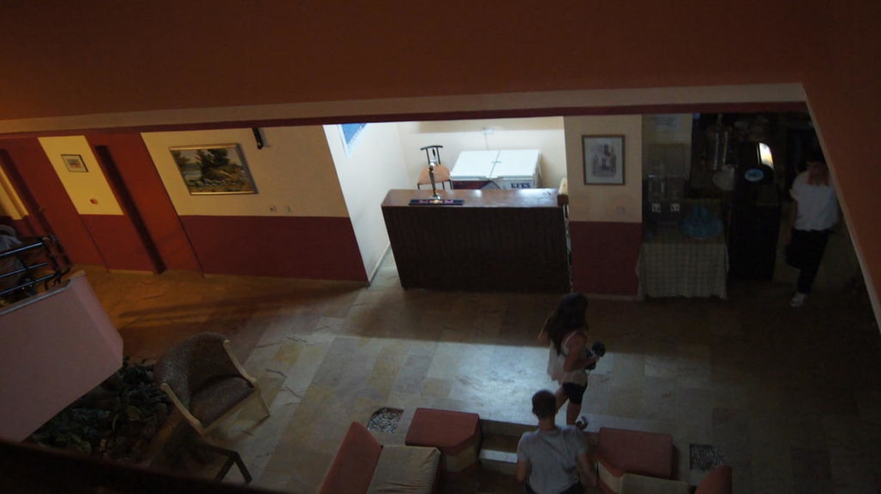 Bar, w którym podają piwo w plastikowym kubku;p  Hotel Portofino