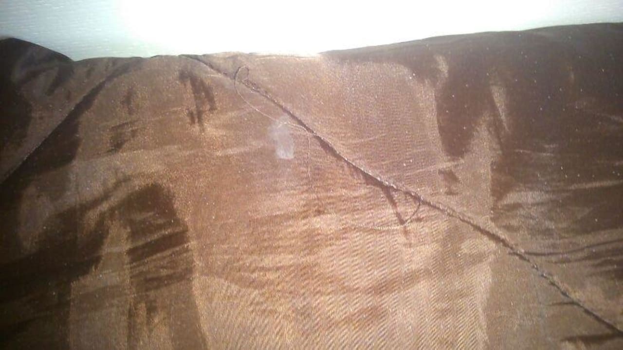 Weiße Flecken auf dem Bettüberwurf Athina Palace Resort & Spa