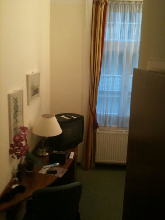 TV und Tisch Hotel Herzoghof