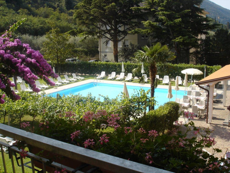 Blick vom Zimmer auf den Pool AktivHotel SantaLucia