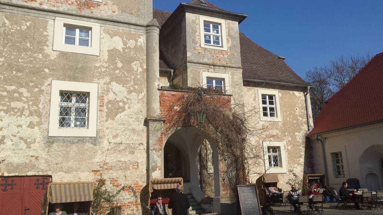 Hof mit Strandkörben Wasserschloss Mellenthin