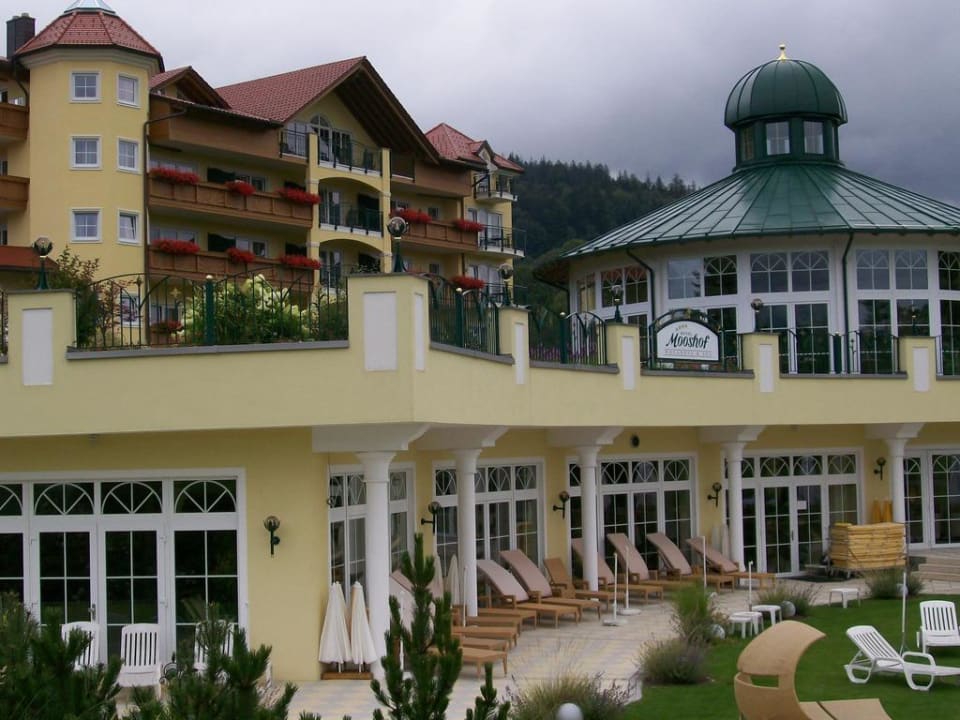 Aussenblick auf die Poolanlage Hotel Mooshof