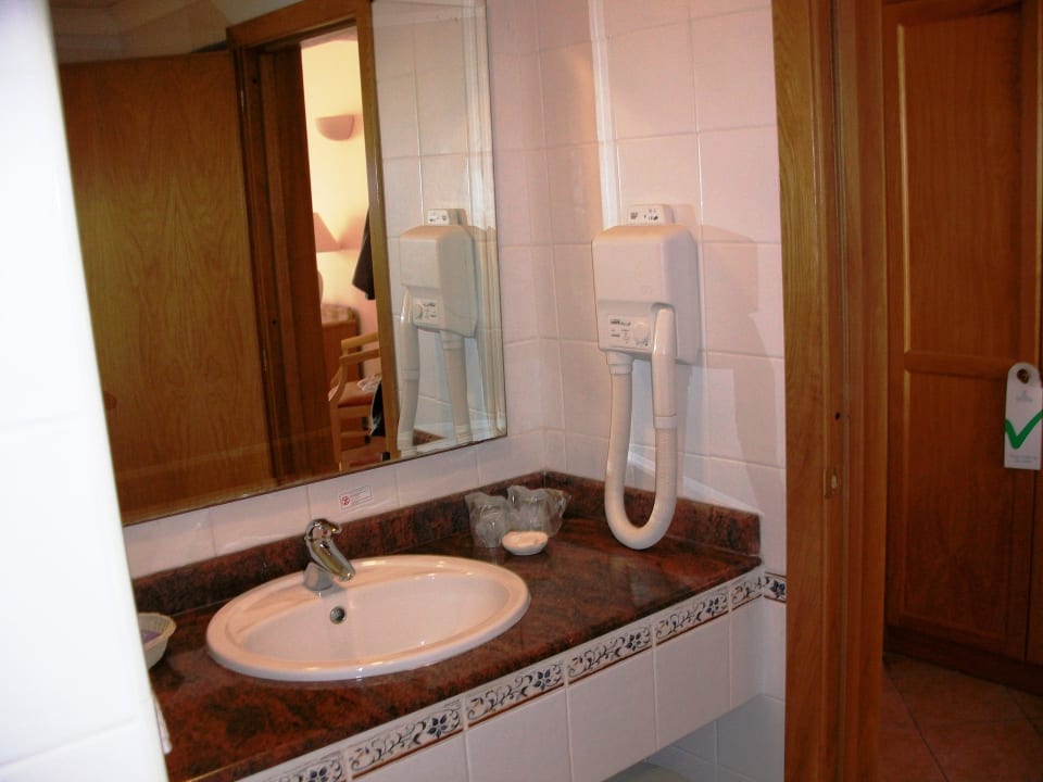 Genügend Ablageflächen und Haartrockner Riviera Spa Resort - Adults Only