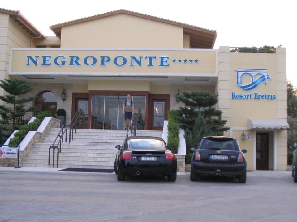 Eingang Hotel Negroponte Resort Eretria