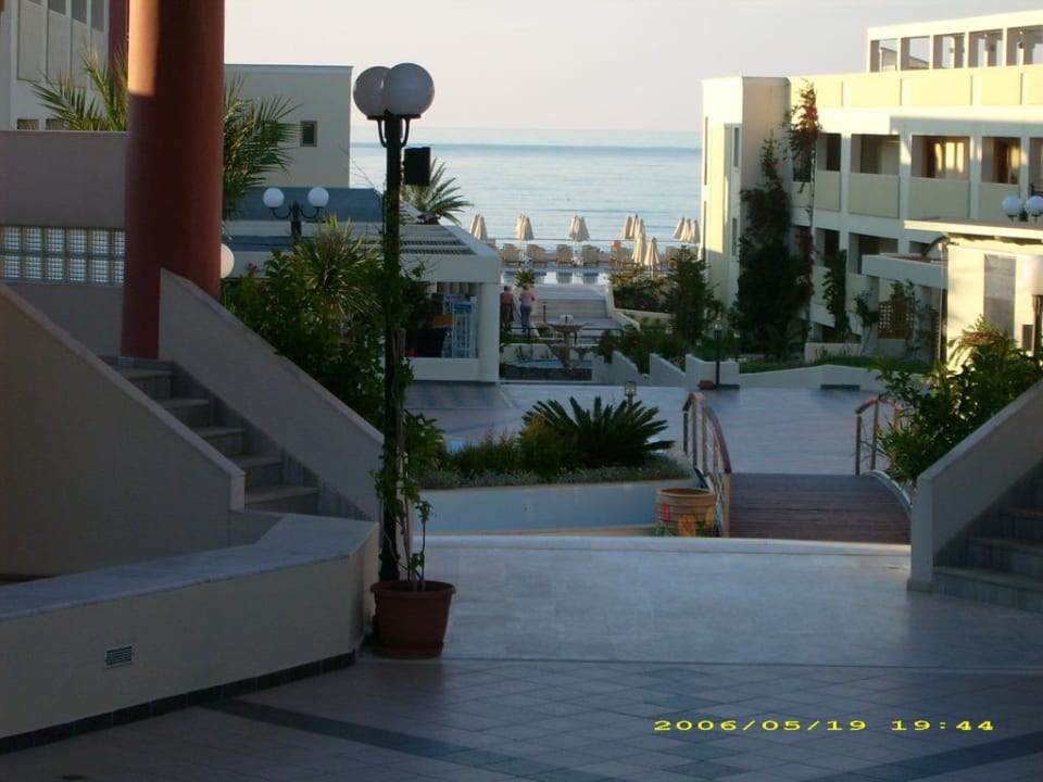 Vom Haupthaus zum Strand/Pool Hydramis Palace Beach Resort