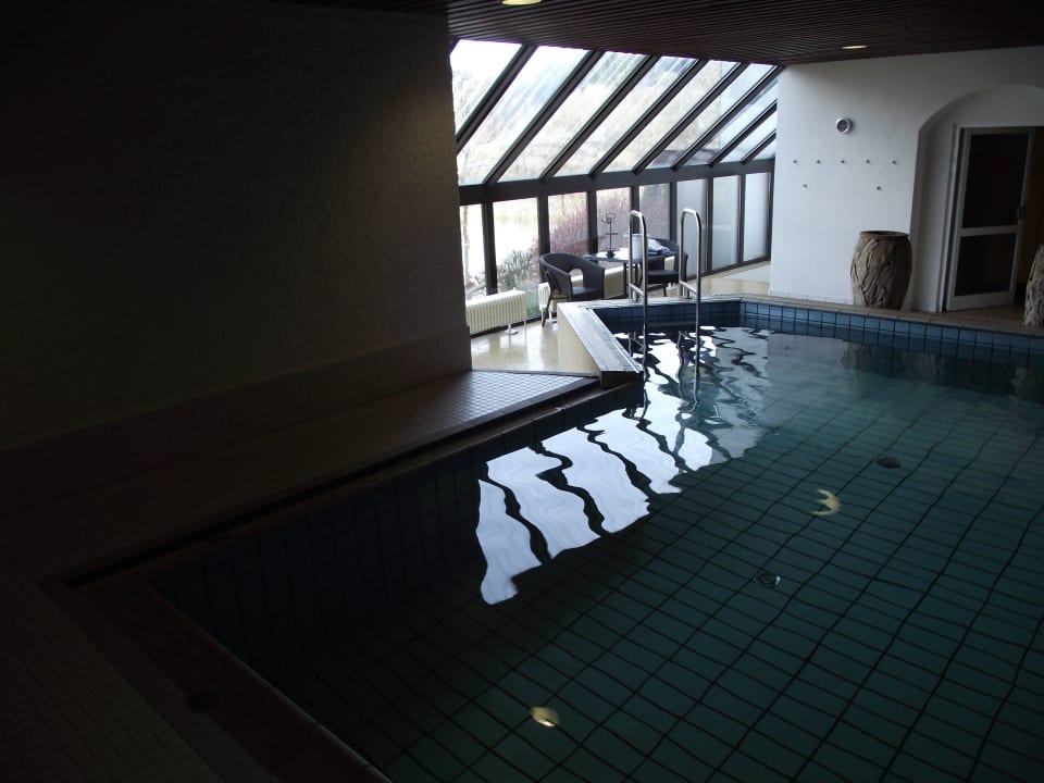 Nur zwei Sitzplätze am Pool Göbel's Seehotel Diemelsee