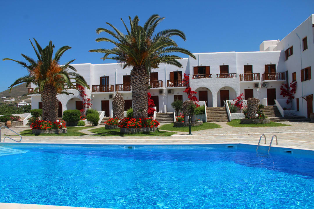 Blick auf Pool und Hotel Hotel Eri