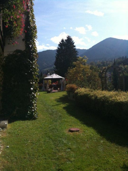 Blick auf Liegewiese Das Johannesbad Medical Spa & Vitalrefugium