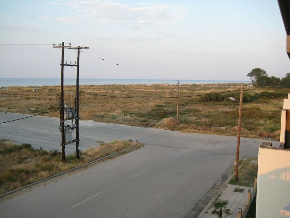 Ausblick vom Balkon auf die Strasse Evilion Sea & Sun Hotel