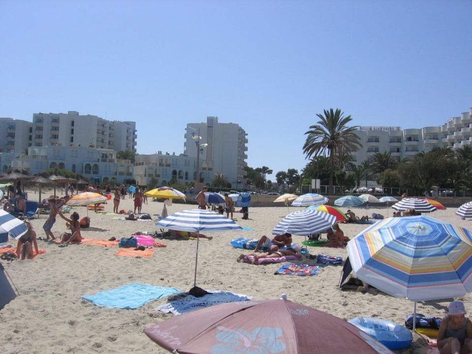 Blick vom Strand auf´s Hotel Hipotels Bahia Grande