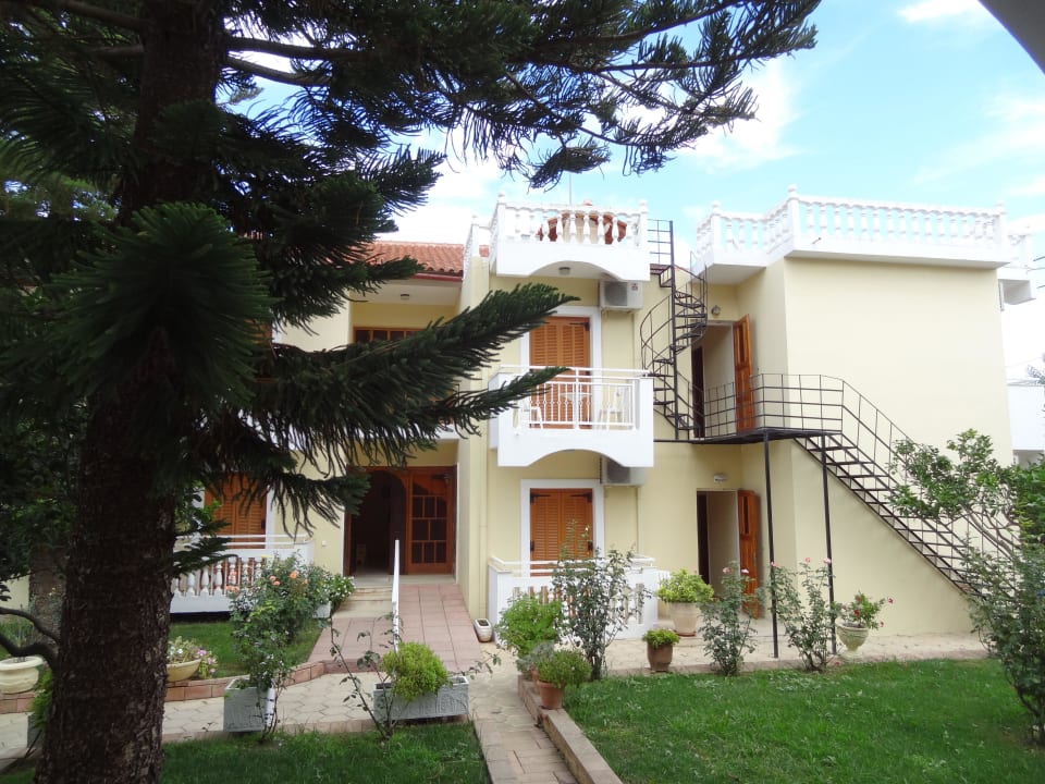 Widok z balkonu na drugi budynek hotelowy Anamar Zante Hotel