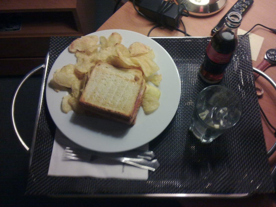 Sandwich und Cola Zimmerservice Aparthotel Atenea Valles
