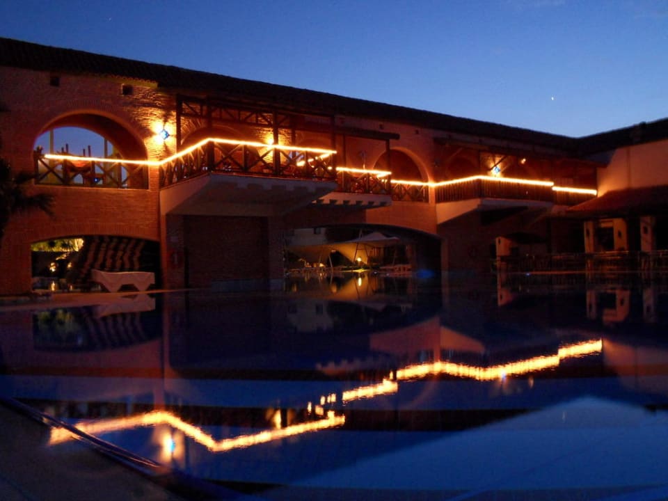 Das Hotel bei Nacht Limak Limra Hotel & Resort