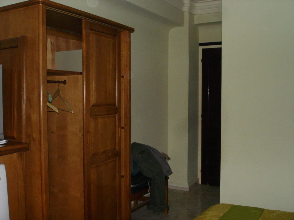 Kleiderschrank mit Minisafe Hôtel Mokhtar
