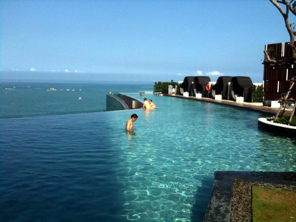 Infinity Pool im 16. Floor Hilton Pattaya
