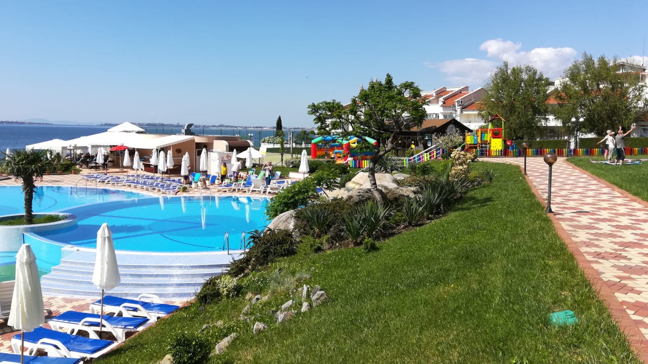 Von links nach rechts: Pools, Bar, Hüpfburg, Kindergarten, R Hotel Sineva Beach