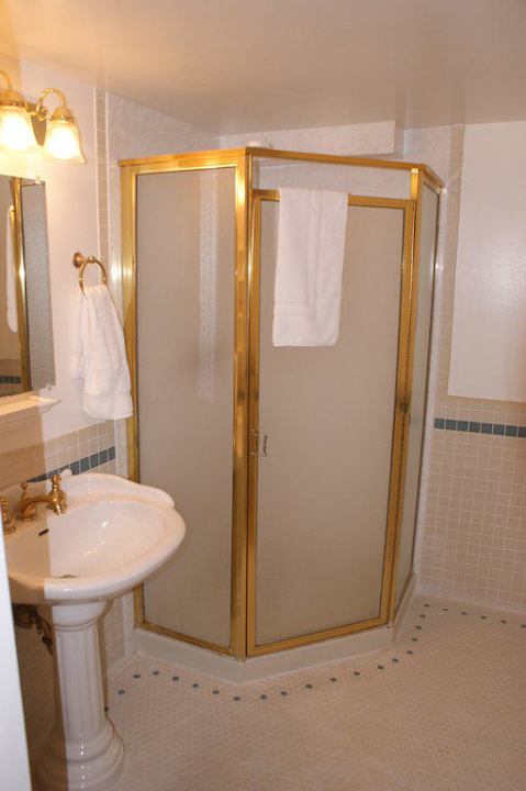 Dusche Zimmer  Hotel Delta King