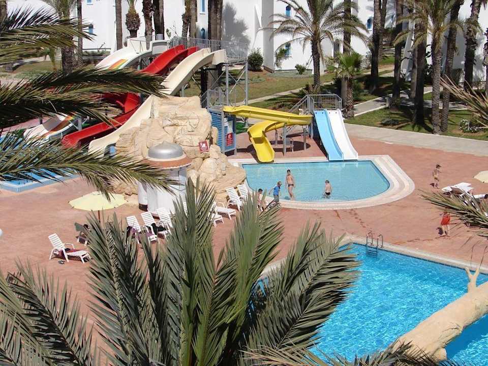 Photo de la terrasse avec la nouvelle piscine Ruspina Beach Resort