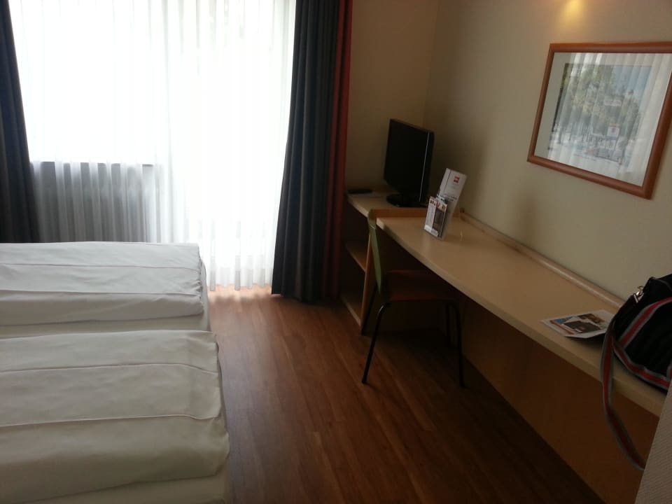 Bett und TV ibis Saarbrücken City