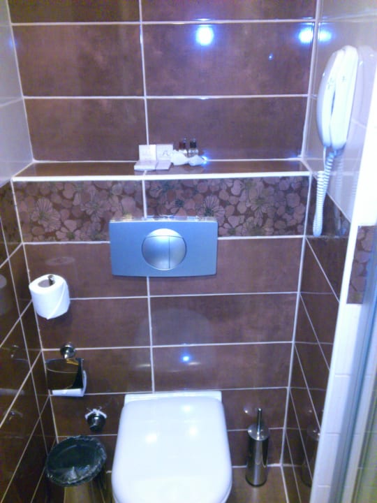 WC hinter der Badezimmertür, sehr eng Asteria Collection Side
