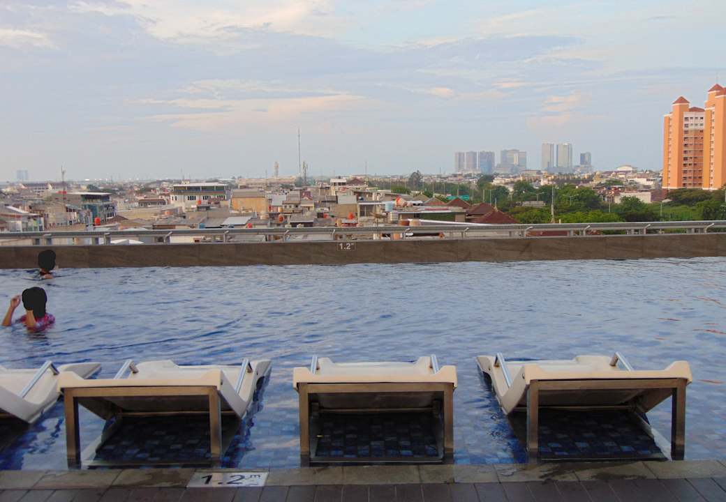 Pool Hilton Garden Inn Jakarta Taman Palem