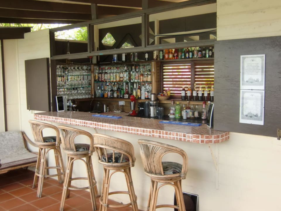 Die kleine gut sortierte Bar Cabier Ocean Lodge