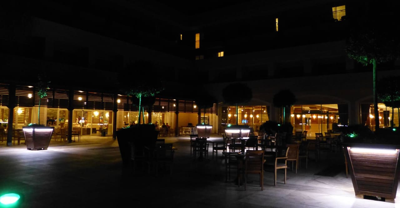 Innenhof bei Nacht Crystal De Luxe