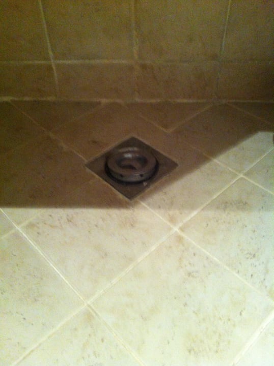 Nach der Reparatur zerstörter Abfluss Malikia Resort Abu Dabbab