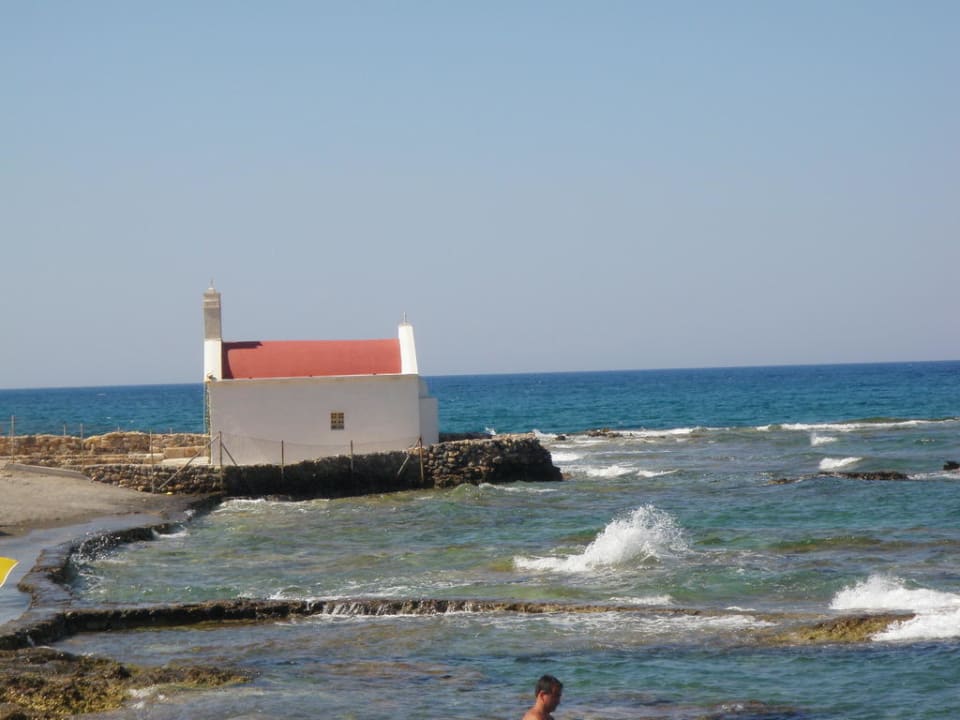 Widok na morze i kapliczkę Eri Beach & Village