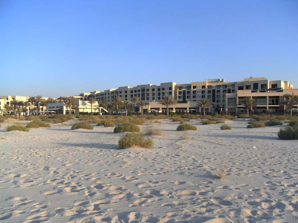 Blick auf das Hotel vom Strand Park Hyatt Abu Dhabi Hotel and Villas