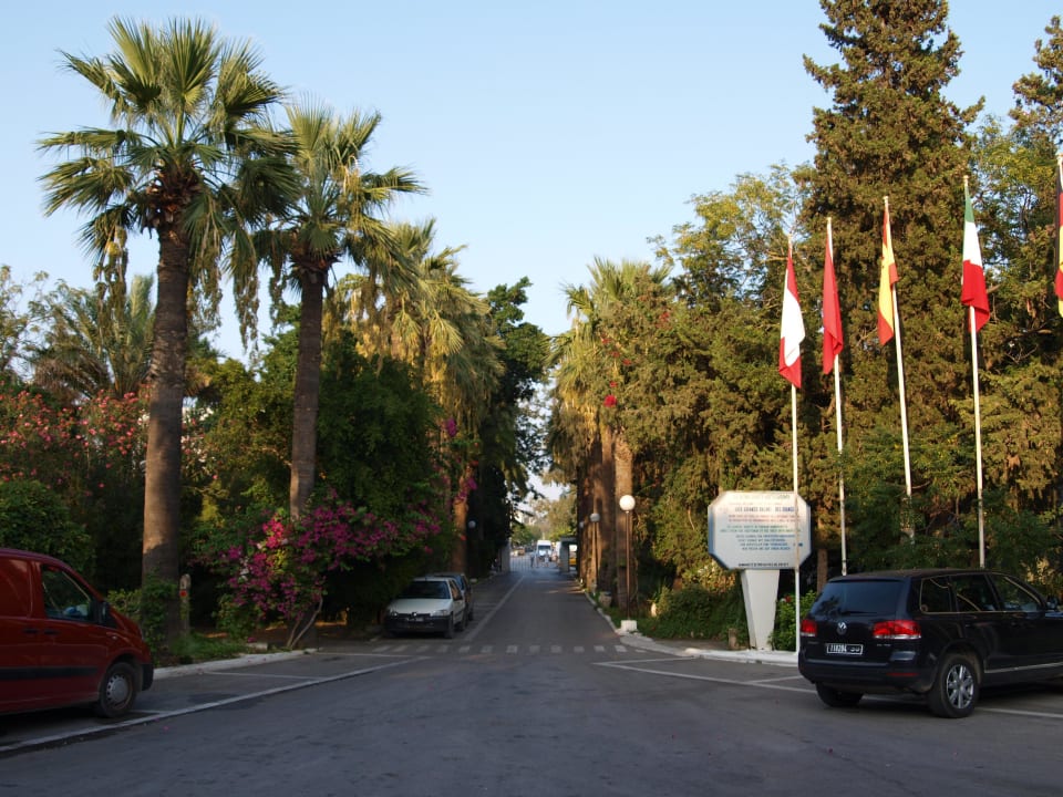 Hotelzufahrt The Orangers Beach Resort and Bungalows