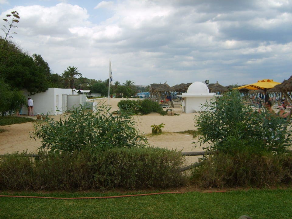 Vom Strandrestaurant in nördliche Richtung gesehen The Orangers Beach Resort and Bungalows