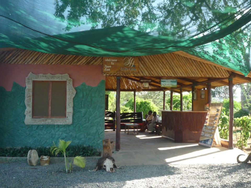 Der Eingang Sentrim Tsavo Lodge