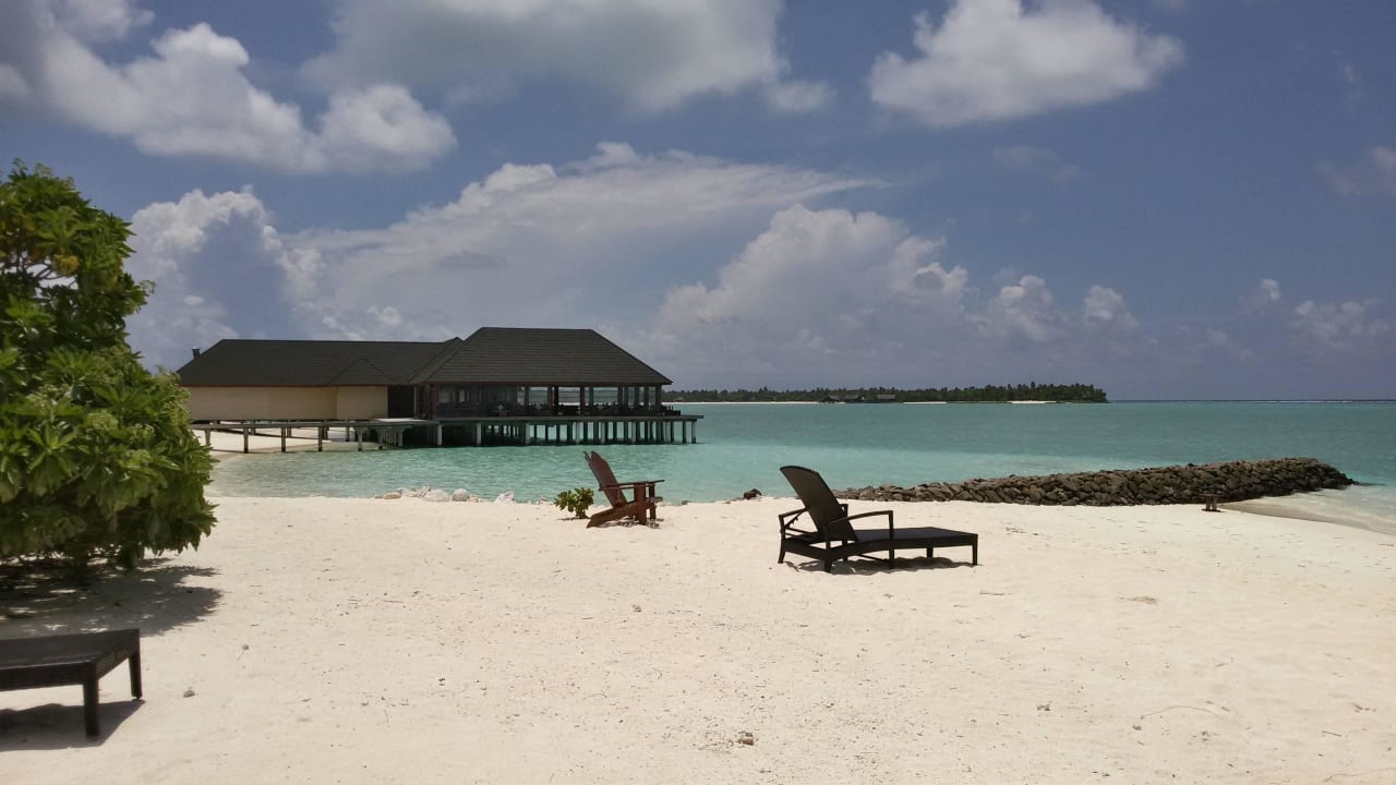 Blick auf das Openwaterrestaurant Summer Island Maldives