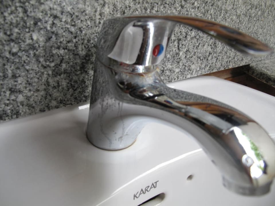 Im Bad sind die Armaturen alt und auch ekelig Komandoo Island Resort & Spa - Adults only