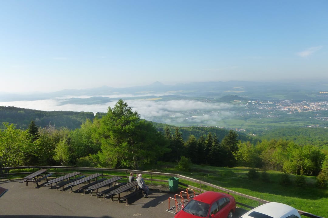 Vor dem Hotel + Ausblick Horský hotel Komáří vížka
