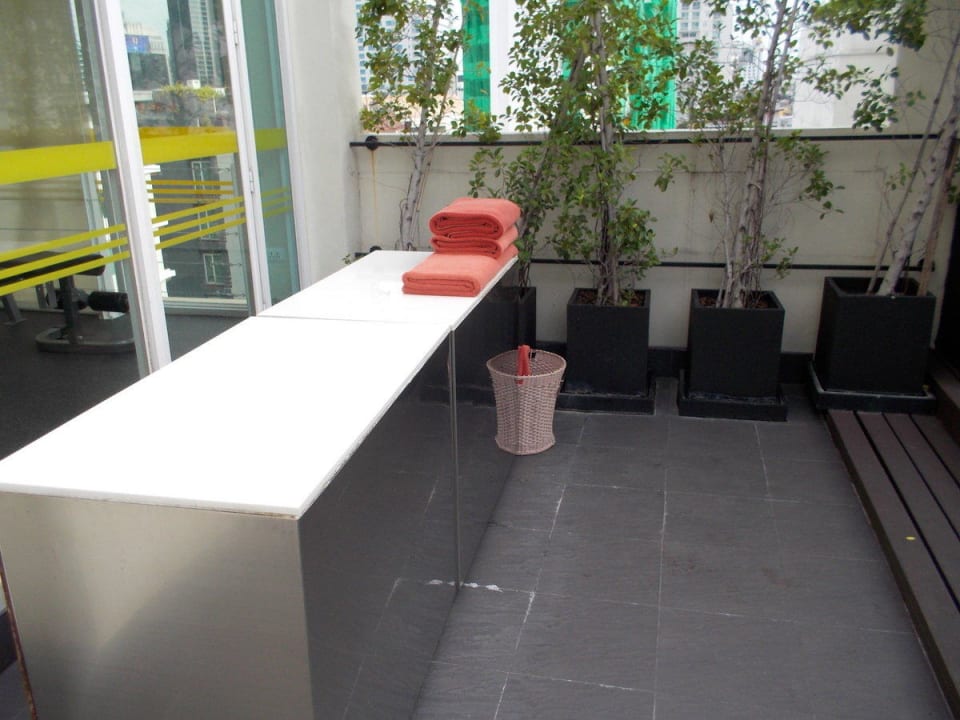 Auf dem Weg zum Pool Lohas Suites Sukhumvit by SuperHotel Bangkok