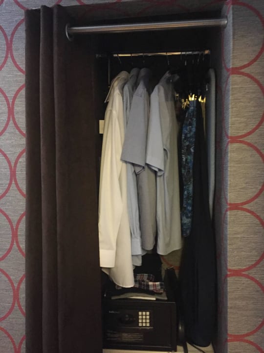 Der komplette Schrank Hotel The Empire