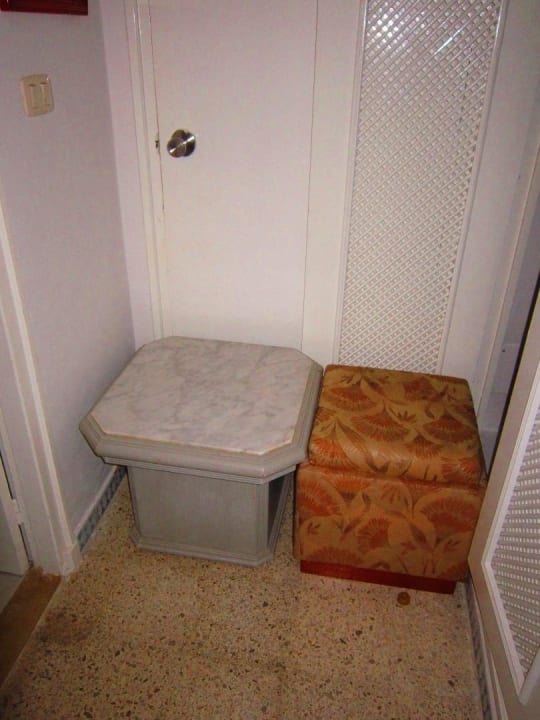 Tür von innen nicht verschließbar,daher die Hocker Houda Golf & Beach Club